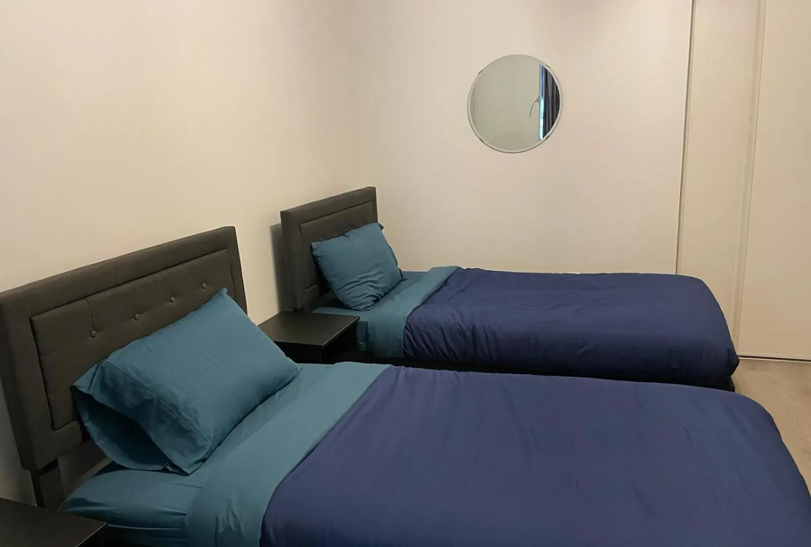 Apartment 3Bdrm Lake View Condo In Toronto