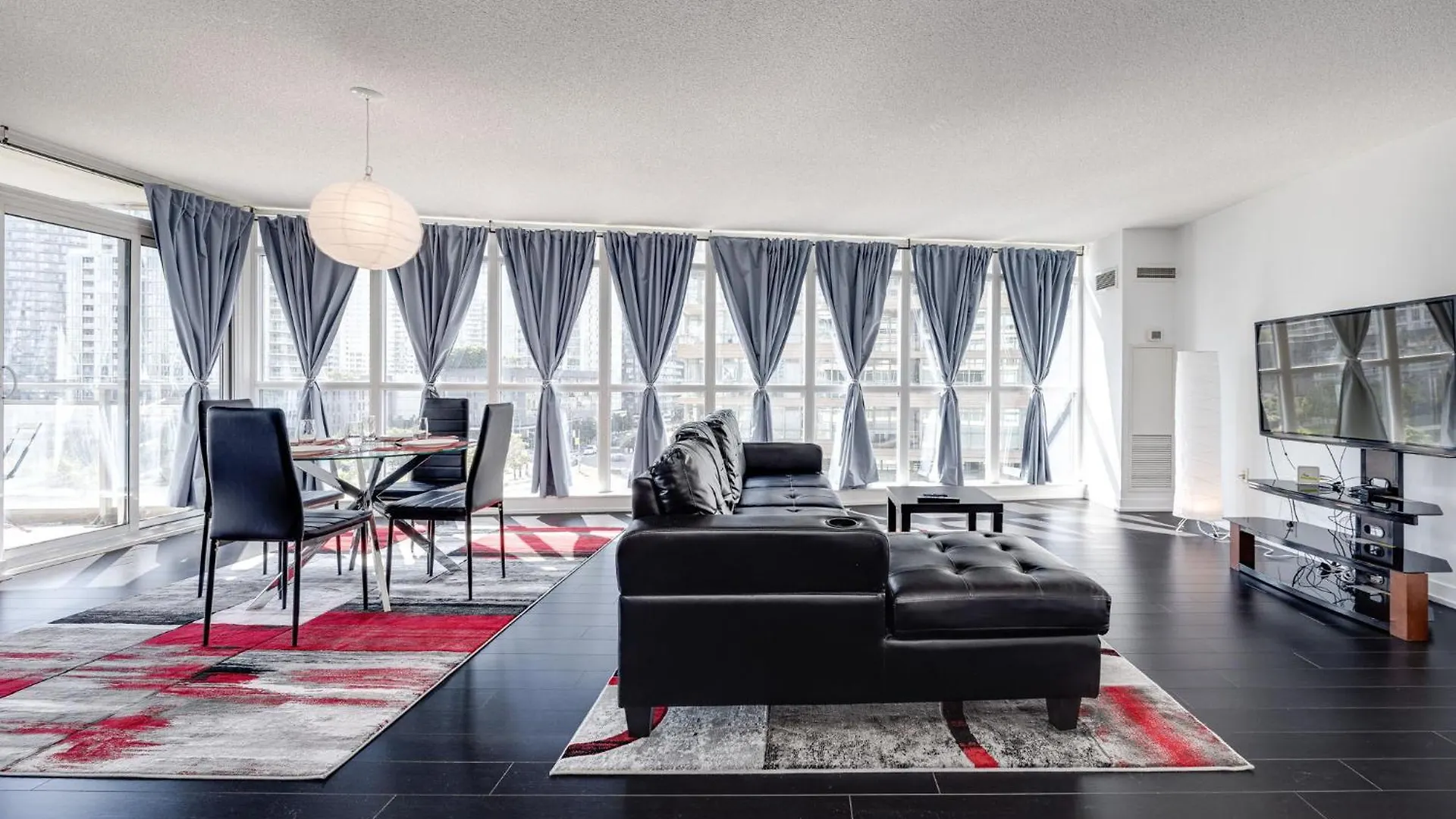 3Bdrm Lake View Condo In Toronto